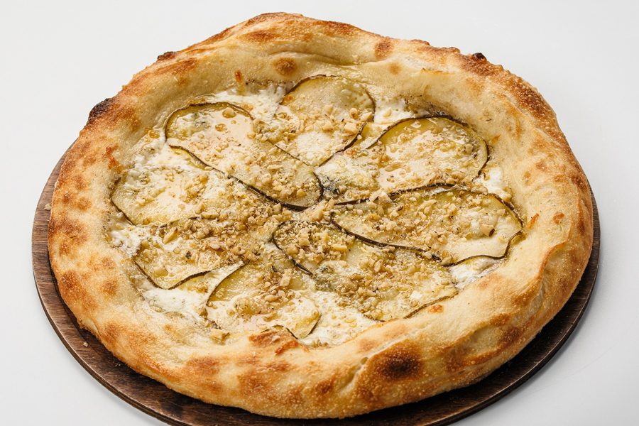 Пицца с Дор Блю, грушей и трюфельным маслом