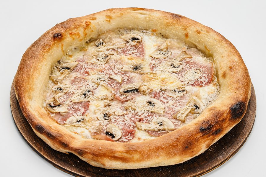 Пицца с тамбовским окороком, грибами и Пармезаном