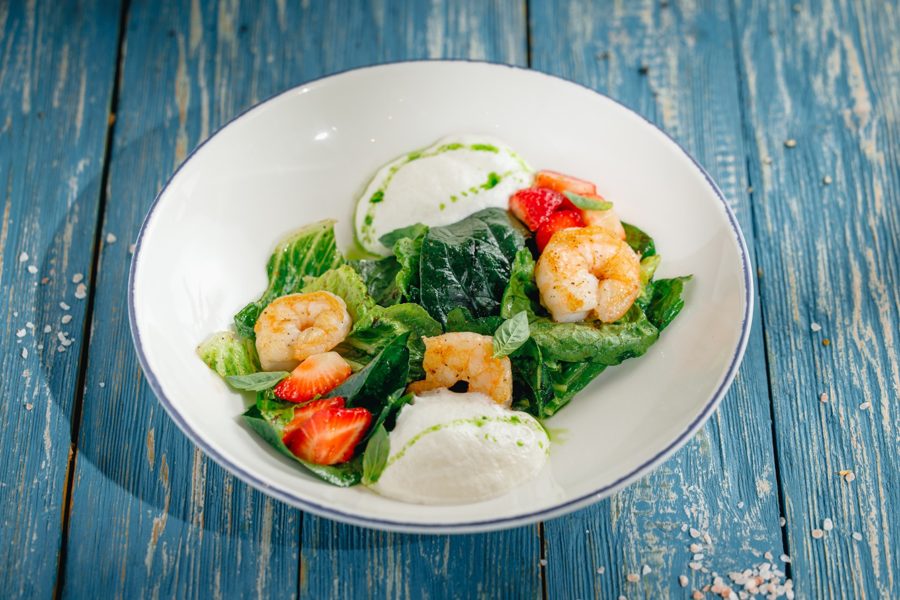 Салат с креветкой, клубникой и муссом сулгуни